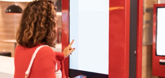 Totem de Autoatendimento em Negócios para Mulheres: Quando a Tecnologia Assume o Papel de Parceira